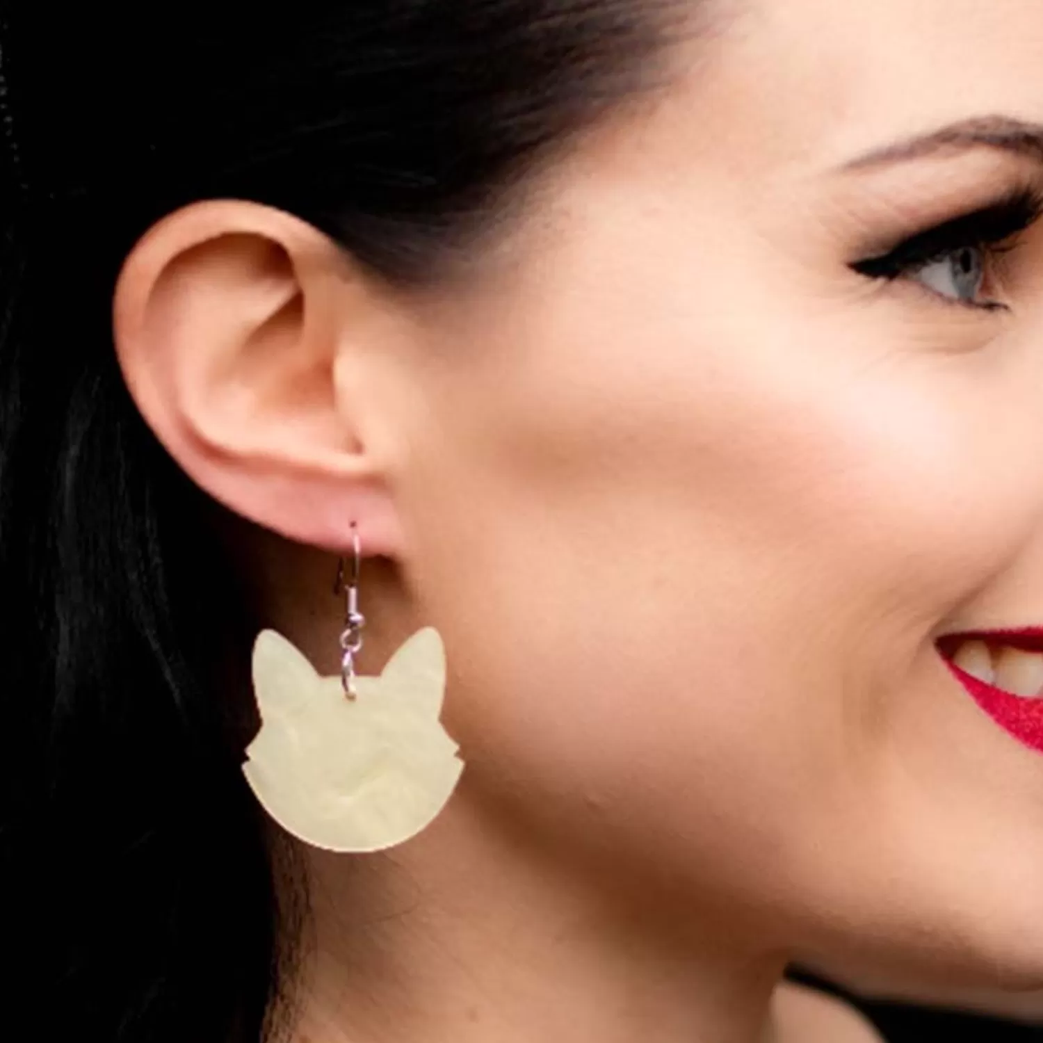 solid_cat_head_ripple_resin_drop_earrings__white_2.webp Solid Cat Head Ripple Resin Drop Earrings - White*Erstwilder Best