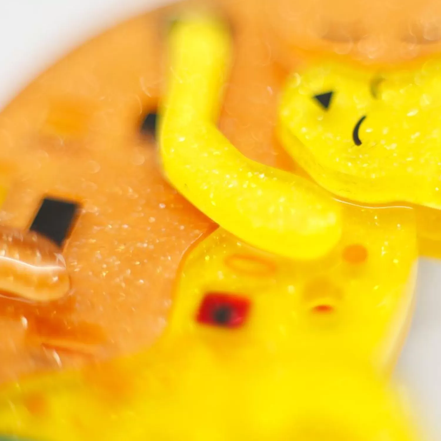 the_kiss_brooch_2.webp The Kiss Brooch*Erstwilder New